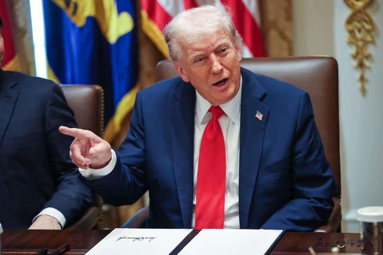 特朗普又变卦了。特朗普又上演极限变脸，一边改行程一边改数据，态度转得比翻书还快