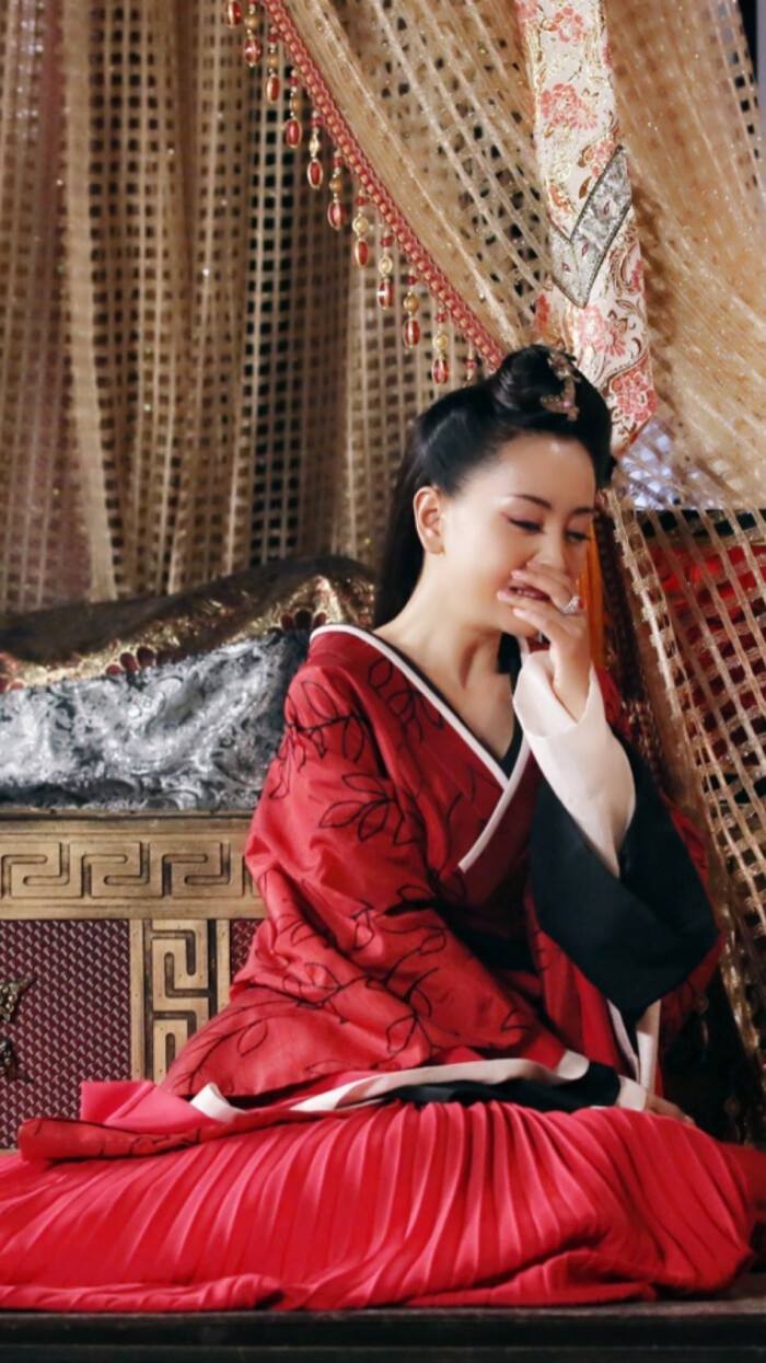 霍光死后，汉宣帝下令将密谋造反的霍家灭族。皇后霍成君哀求说:“陛下就看在父亲的面