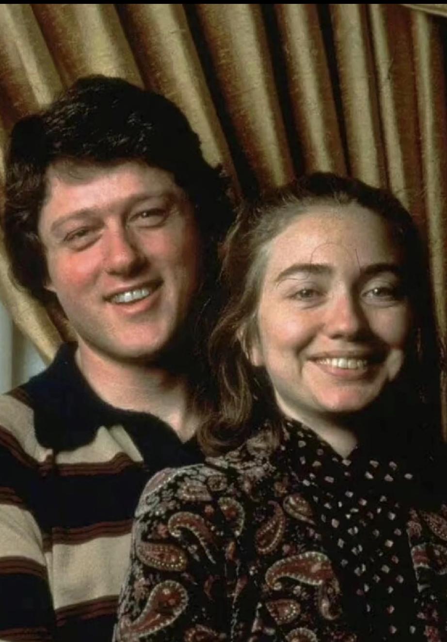 希拉里身边的克林顿，从没有老过，一直像个淘气爱惹事的小弟弟；克林顿身边的希拉里