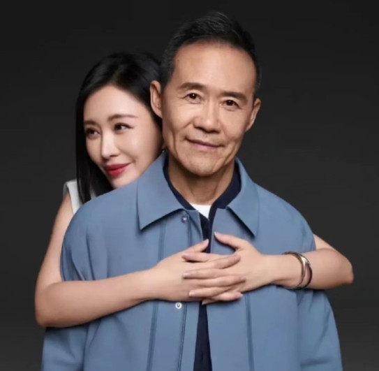 2012年，61岁已婚已育万科创始人王石恋上31岁未婚未育小演员田朴珺。婚后田朴