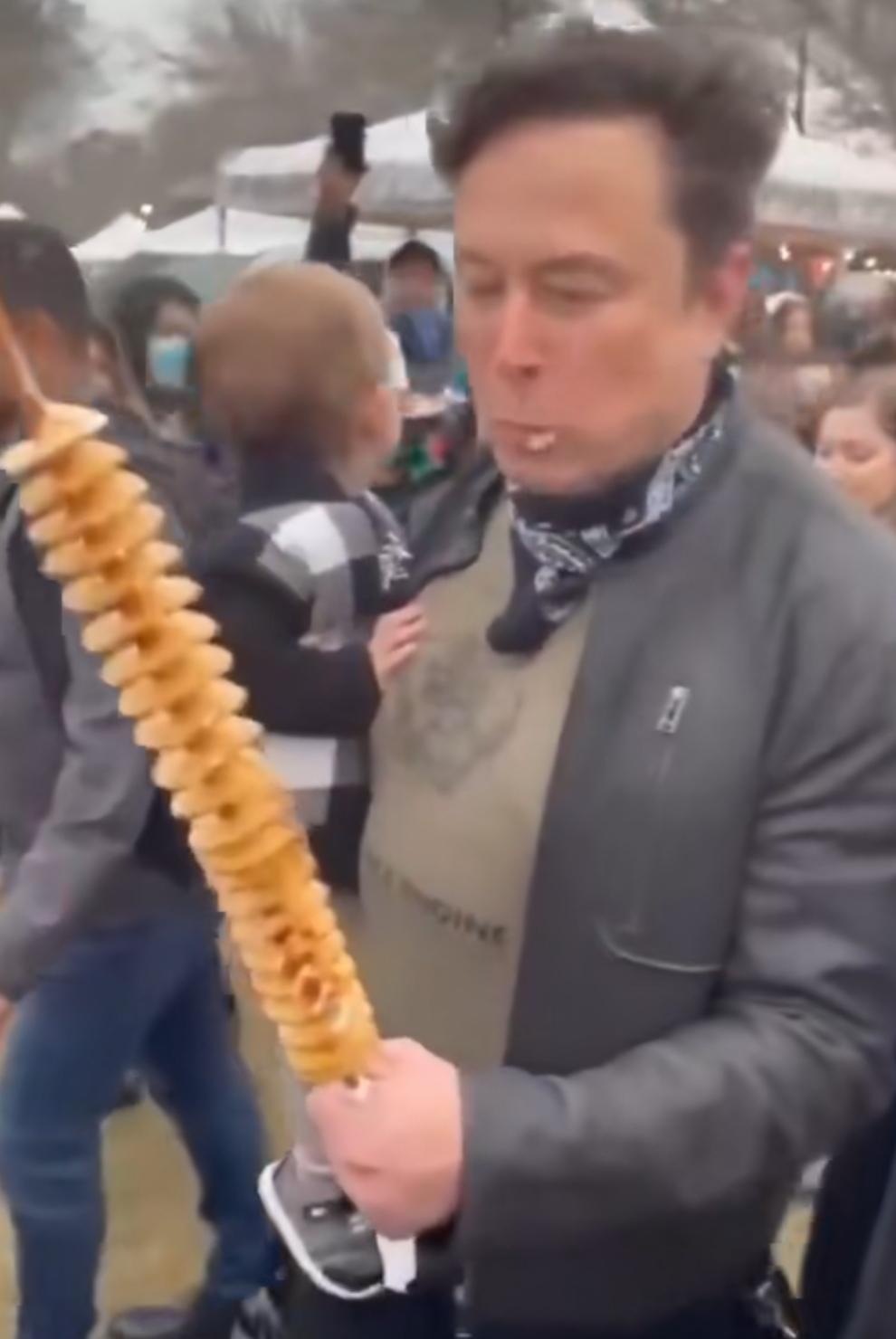 世界首富也有食人间烟火，过普通人生活的一面！近日，世界首富马斯克一手抱孩子，一