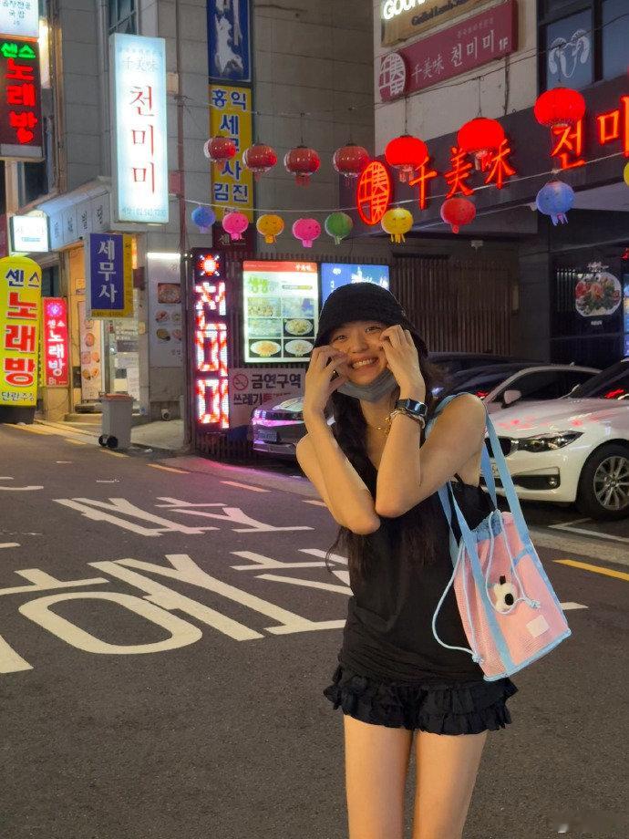 孙千什么日子啊要一直比心孙千的520营业照孙千的520营业照来啦