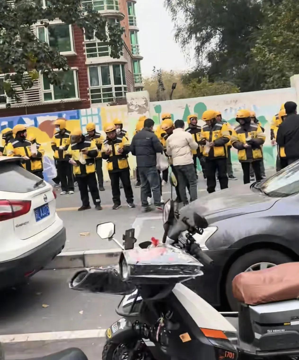 这几天各地外卖站长给骑手开早会，有的给骑手挨个发早餐，有的则跟骑手们讲：超时就超