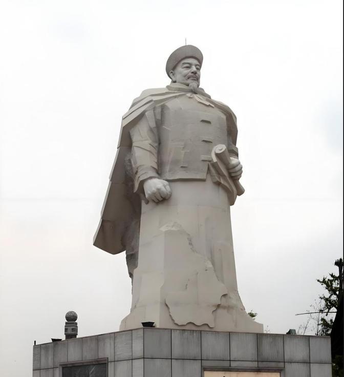 1877年，新疆喀什城下，左宗棠面对上万俘虏，毫不犹豫地下令，降者亦杀！一语震动