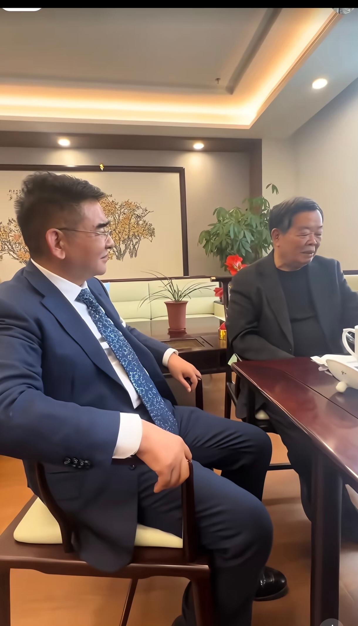 从公开的商业版图和核心影响力来看，两人处于不同的量级：曹德旺：作为福耀玻璃创始