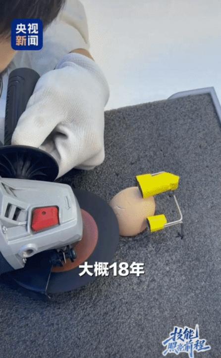“太绝了!”上海，一名男子展示“细切入微”绝活：用角磨机在生鸡蛋上刻字，把壳去