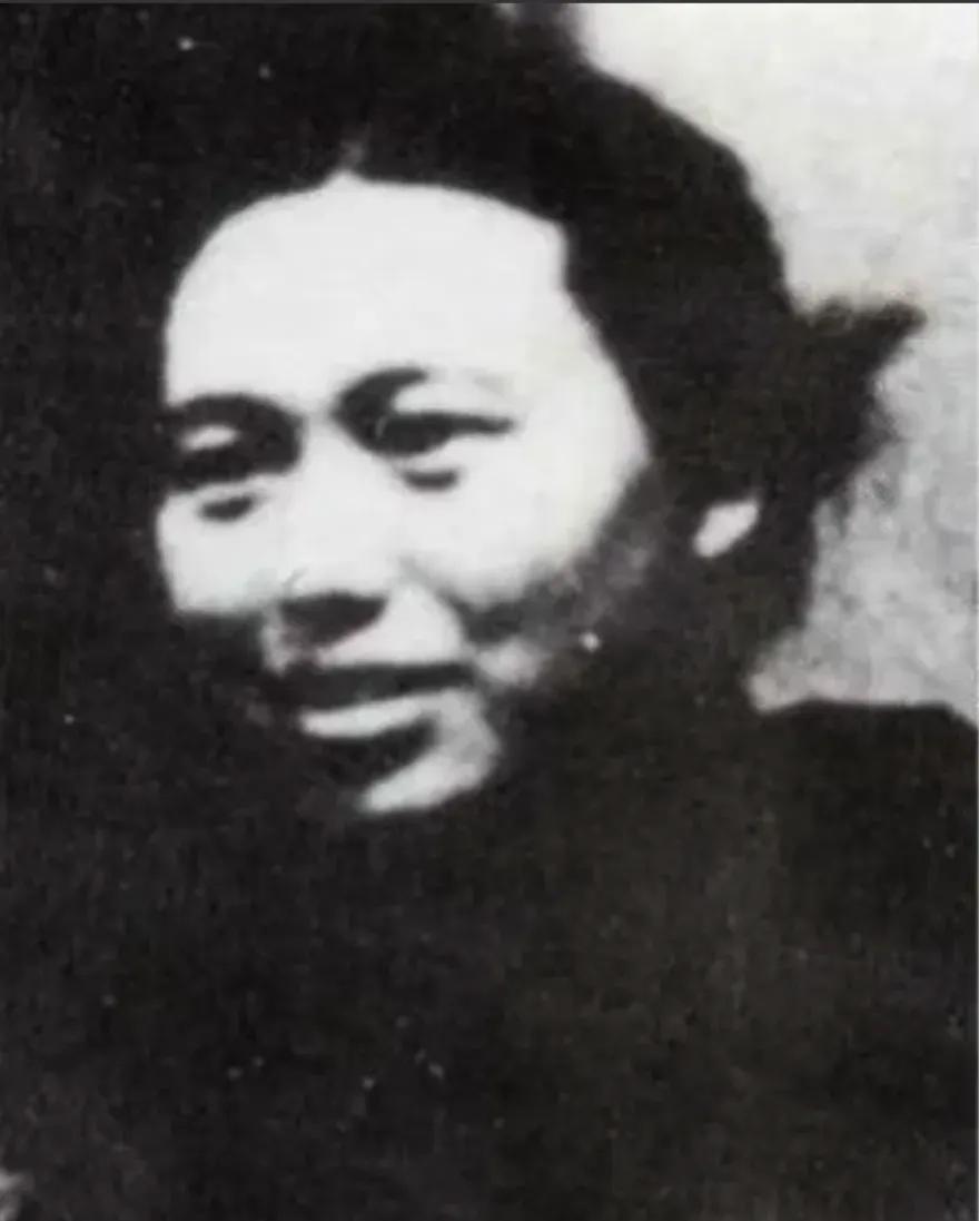 1933年，16岁的李开芬被活埋，这时，政治部主任张琴秋骑马冲了过来，高喊：“她