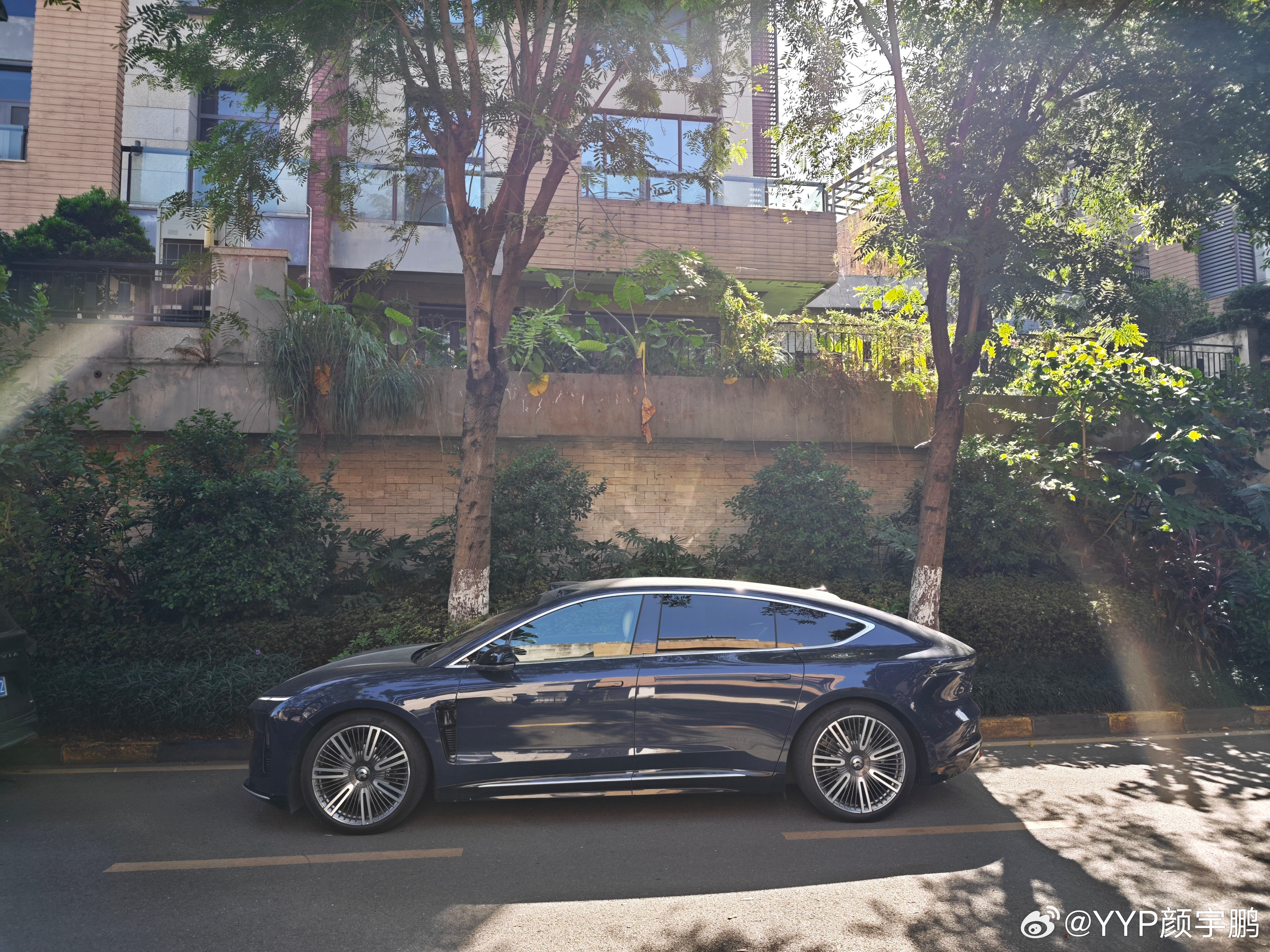 ET9的形态，基本很接近概念草图的画法了——修长体型，一笔过的大轮廓，超大的轮子