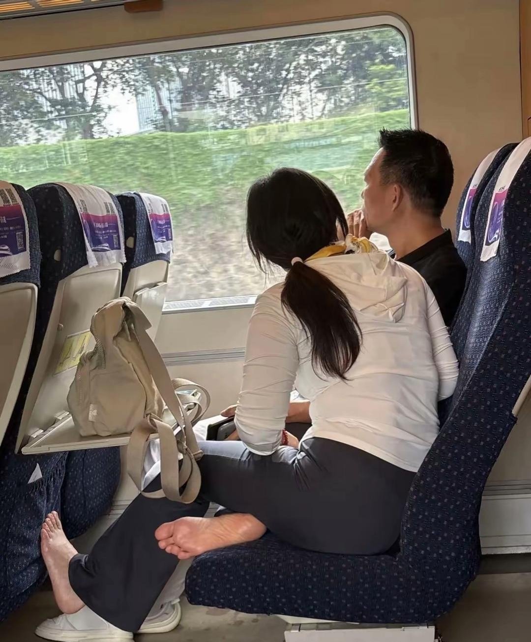 高铁上拖鞋这种行为是不是不太好
