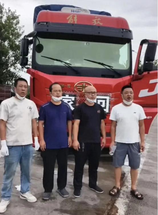 泪目了，陕西服务区，一辆货车停了三天没人动。工作人员打开门才发现，34岁司机早已
