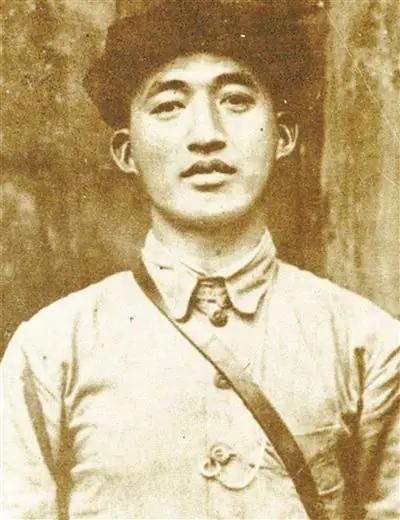 1933年的一天，红25军军长吴焕先率部经过家乡，路边围着一群人。他挤进去一看，