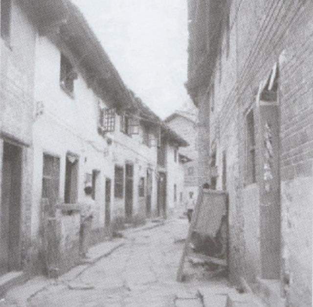 1954年6月7日清晨，警卫战士小李发现“二楼房间里冒烟”，当即与炊事员上去救火