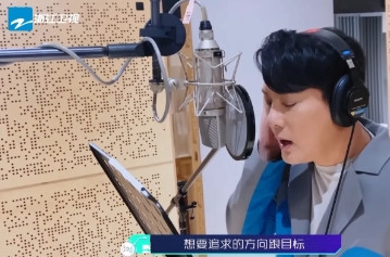 当年，李宗盛写了一首歌，自己非常不满意，随手丢进了垃圾桶。一边的小助理张信哲看到