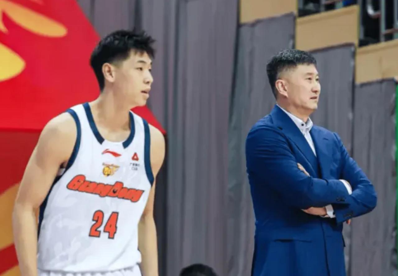 杜锋闭口不谈战术秘籍，广东男篮能否逆袭上海？球迷热议：今晚见真章！