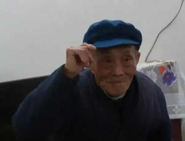 1943年，刘吉祥奉命给前线送80箱子弹，因仓库漆黑，他错把手榴弹当成子弹，没想