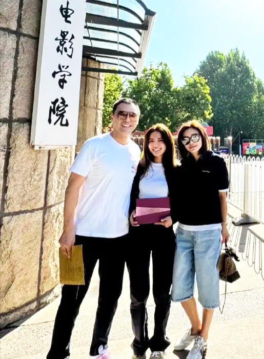 钟镇涛夫妇高调送女儿北电报到！72岁的钟镇涛举着手机全程跟拍，老婆范姜紧跟在后，
