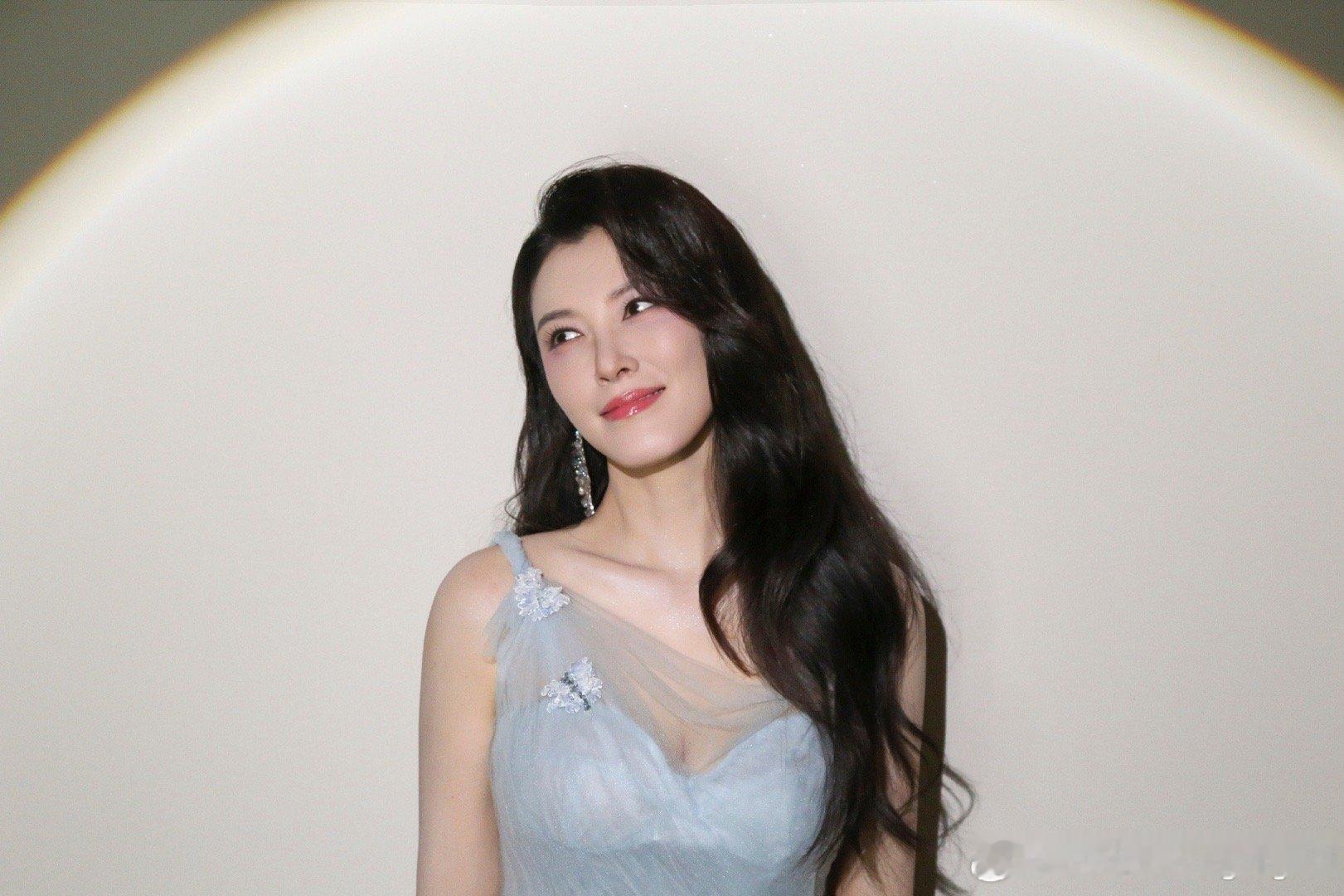 徐洁儿姐感徐洁儿蓝色纱裙欧米茄好美的姐姐！今晚的舞台也好棒哦！！！雨爱好好听