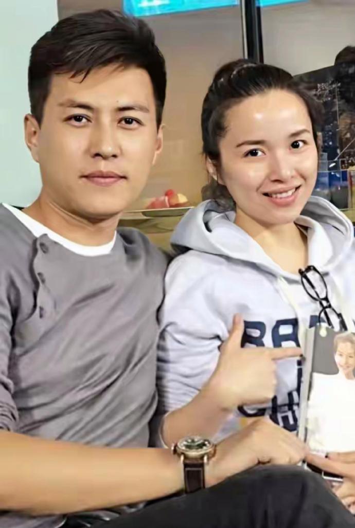 从帅哥到帅叔，幸福的一家四口人到中年的靳东，多了很多叔味，除了因为当团长形象气