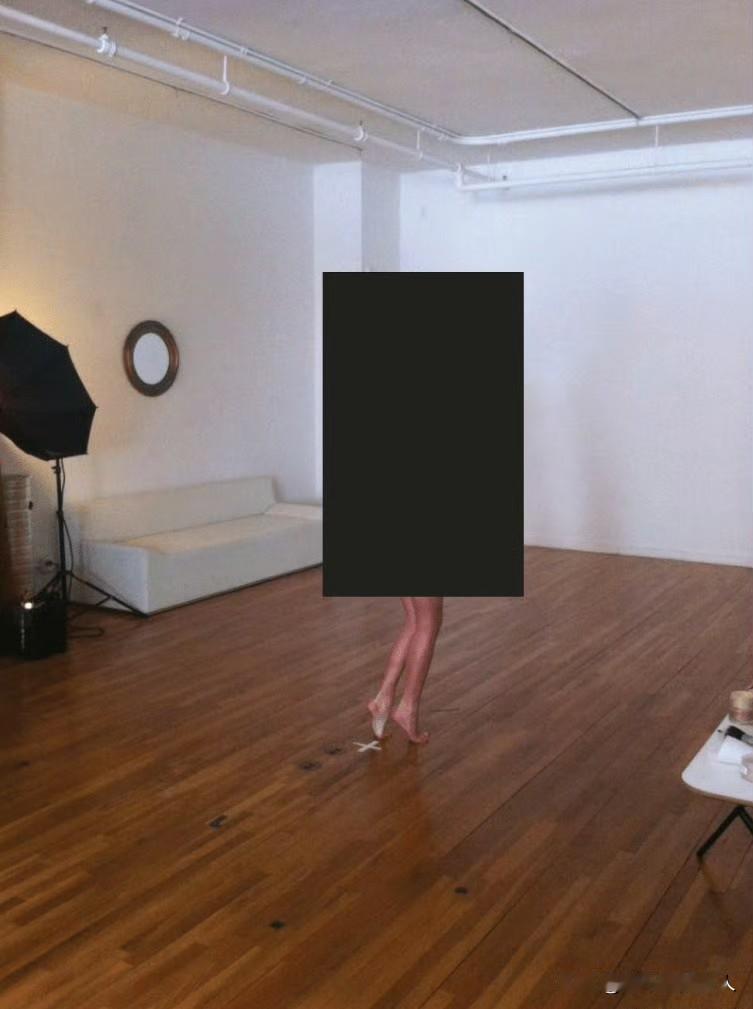 齐活了？摄影棚？大鸡腿？[捂脸哭][墨镜]西方权贵深陷爱泼斯坦案