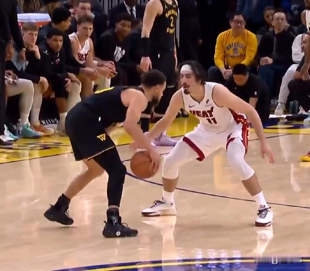 太难了！哈克斯谈库里：“防守库里太难了。”“我已经尽了全力。”“努力