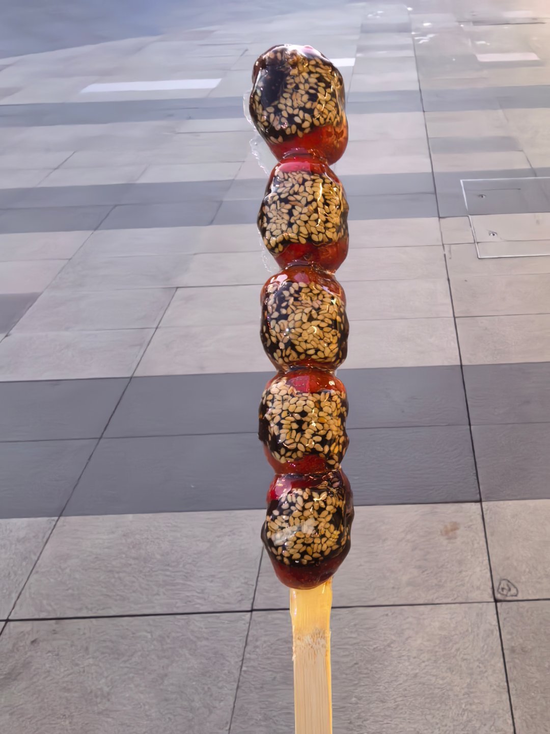 今天吃根豆沙馅的，敢天天这么吃，一是得有银子，更重要的是得先有艰苦付出换来吃的本