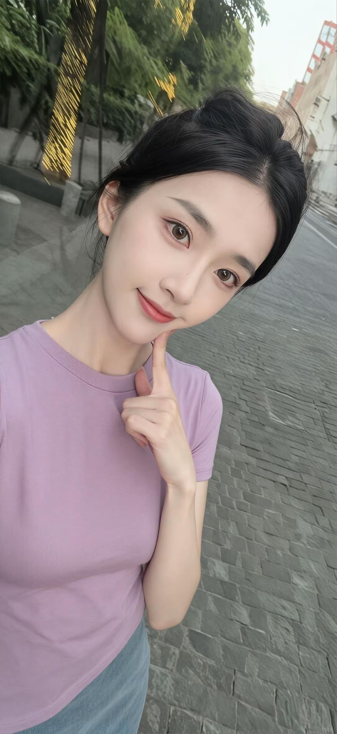 这位美女在街头摆姿势拍照。