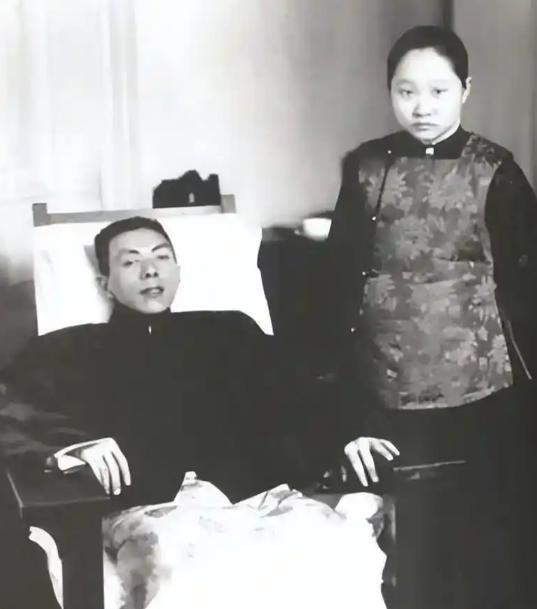 1918年冬天，张静江的原配夫人姚蕙，在纽约陪女儿散步，一根大树枝砸下来，正砸在