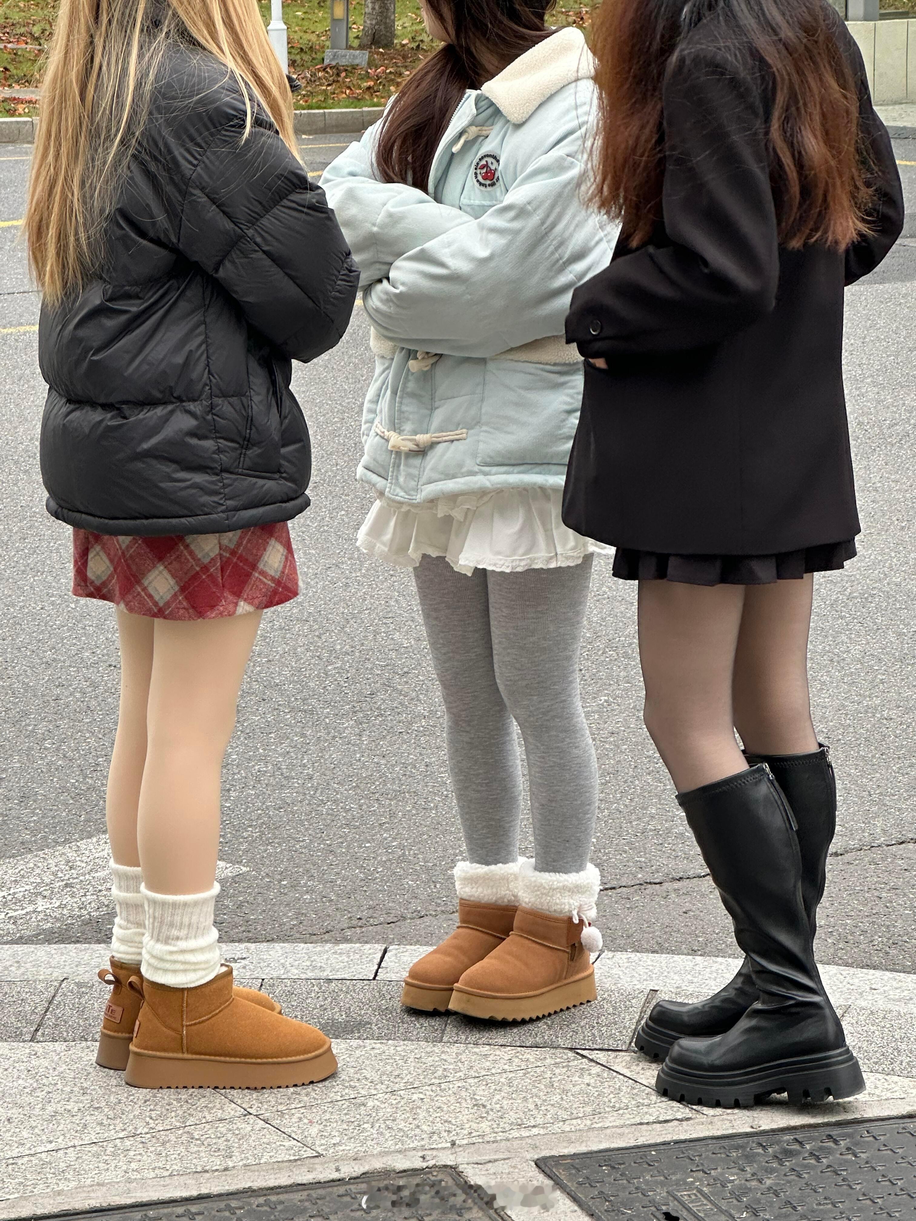 看到都这样我就知道这个寝室来对了…不是，有没有女生懂这个露腿穿搭啊！！秋冬真的很