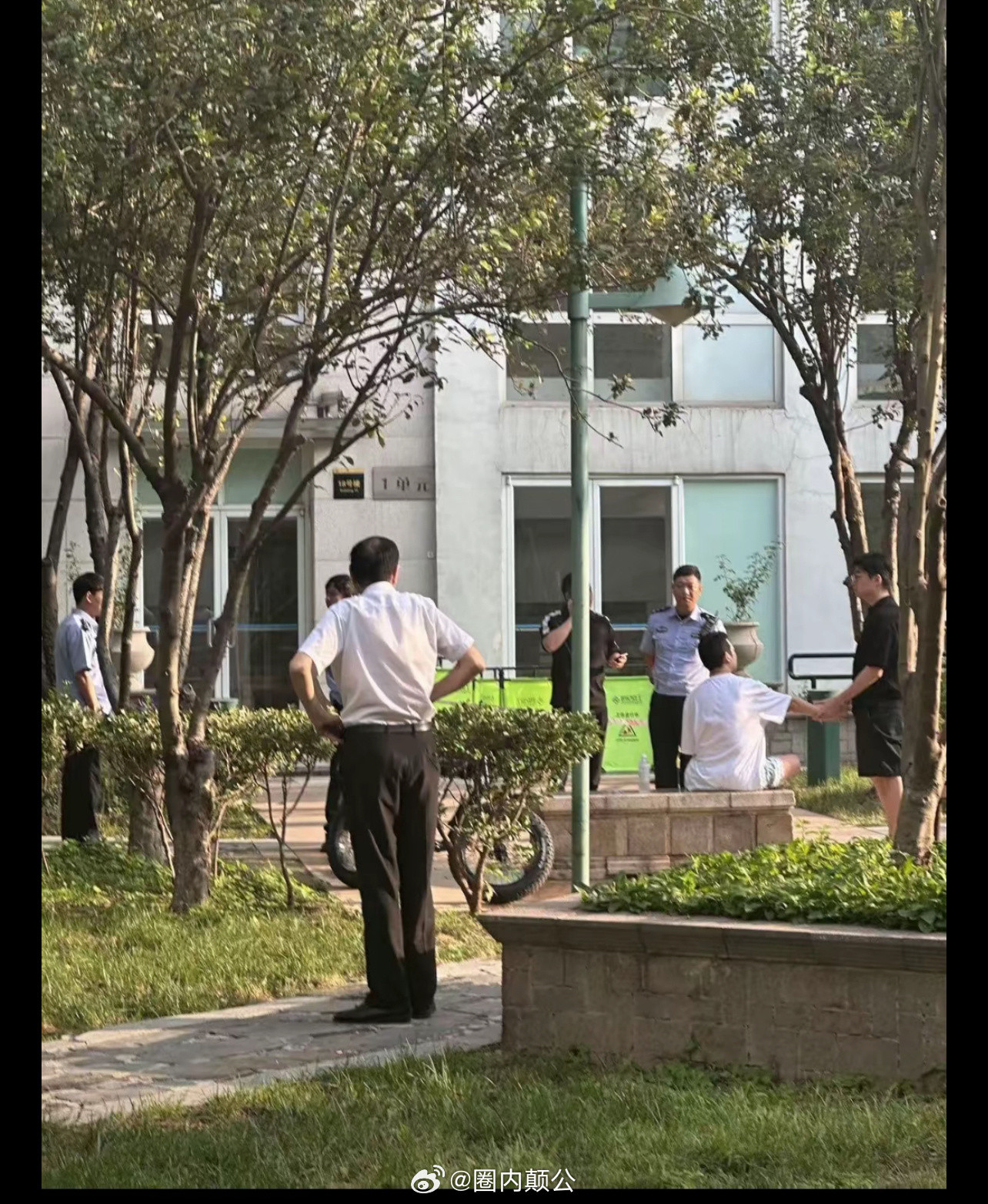 于朦胧坠楼小区曝光现场有纱窗被撕破现场围观了👮‍♂️和事发群众坐等官方通报吧于