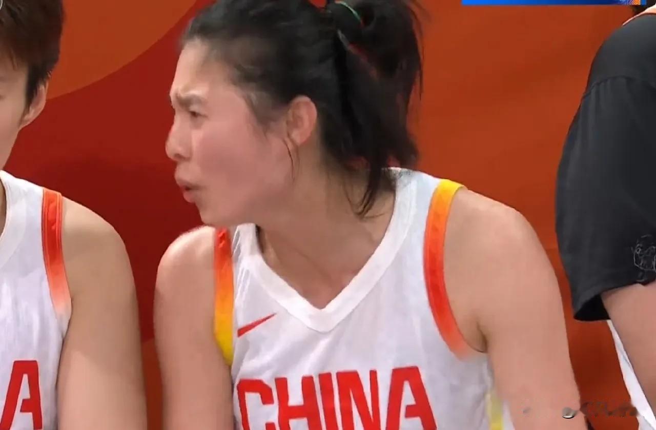 王思雨真是被气坏了！中国女篮VS韩国女篮最后9.3秒，王思雨犯规被判违体，累计两