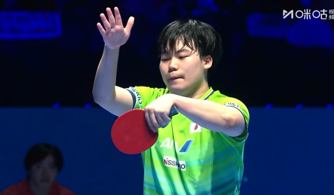 男单决赛中，王楚钦对日本松岛辉空，出现有趣的一幕。当大头连续得分时，松岛辉空，