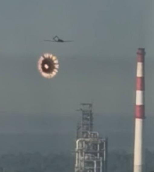 今天早上，一枚俄罗斯“铠甲”防空导弹未能击中来袭的乌克兰攻击无人机。几秒钟后撞上