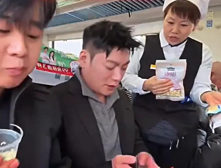 列车售货阿姨被停职又被叫回！单亲妈妈犯难：有点不敢回去！谁懂啊！列车售货阿