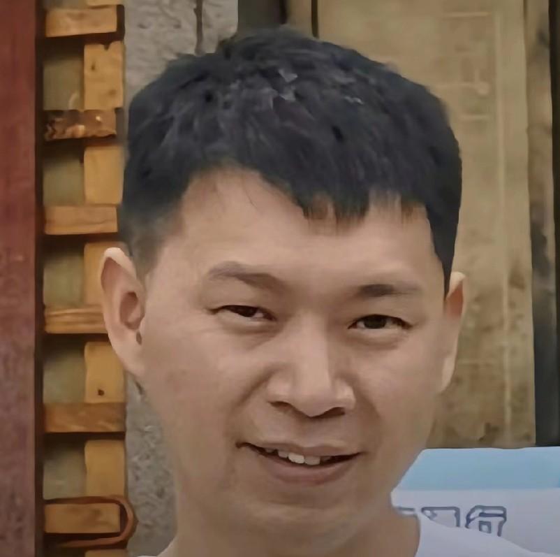 能娶到2任漂亮妻子，贺某阳追女生的确有一套。2020年，离过婚的他以粉丝身份搭讪