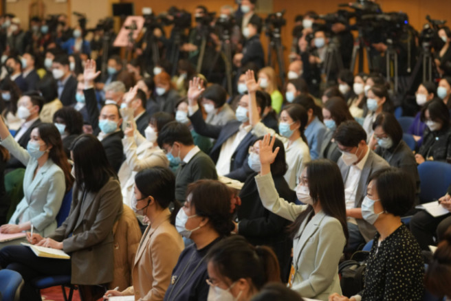 美舰朝中方货轮开火？欧美记者纷纷提问，发言人一句话令现场安静！4月19日，阿曼湾