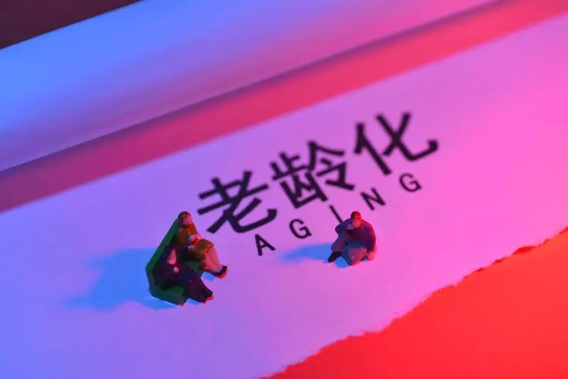 人开始衰老的迹象还挺明显的。从外观上看，皮肤弹性大不如前，脸上、手上开始出现细纹