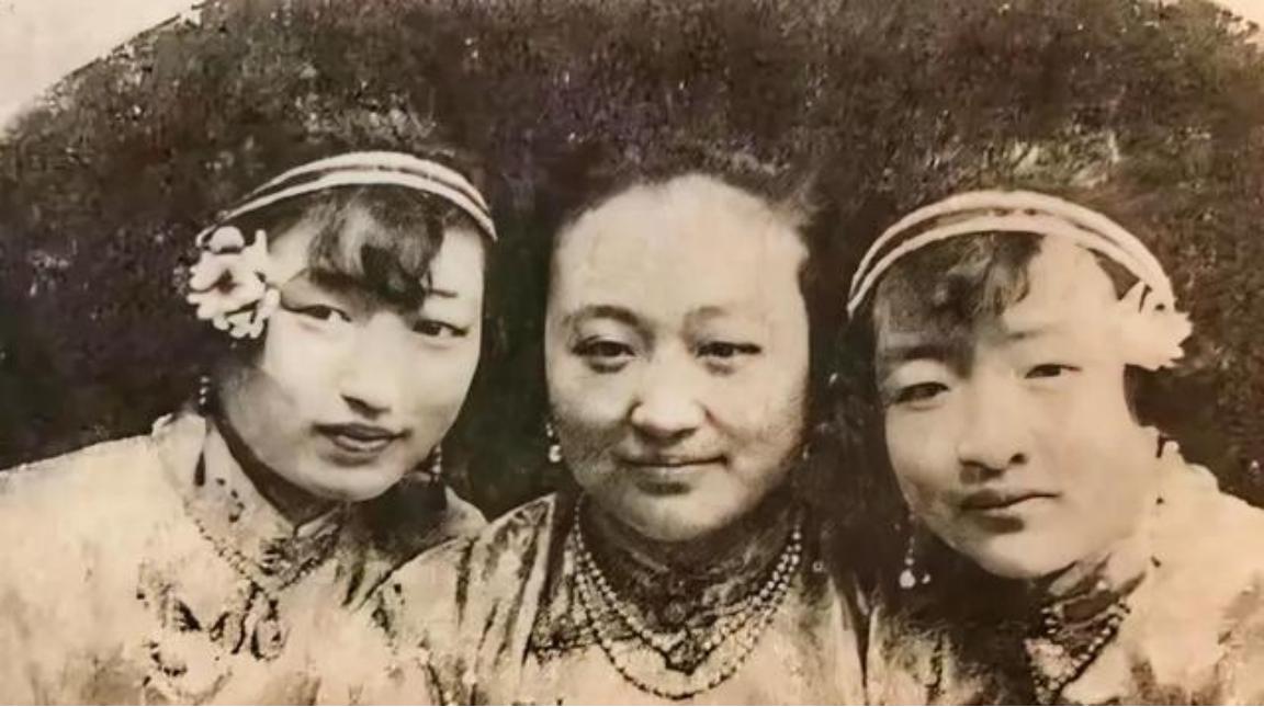 1949年冬天，上海亭子间，一位曾被78个仆人伺候的千金小姐，蜷缩在破棉絮里，咬