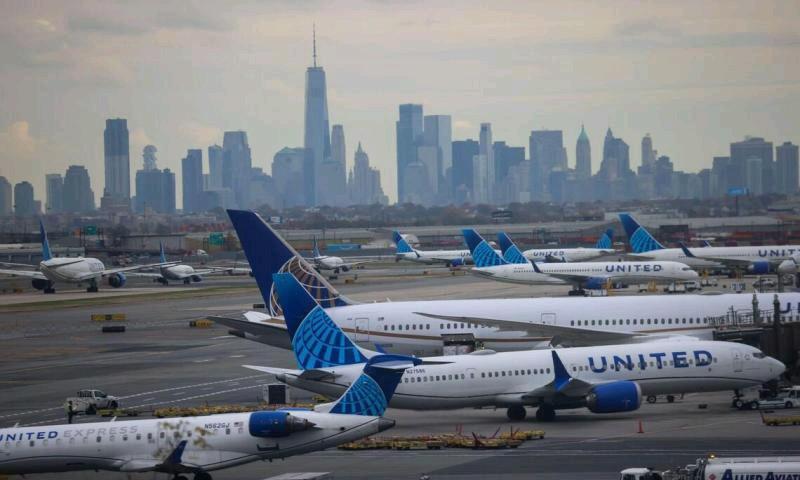 美国联邦政府停摆周一进入第34天，参议院两党出现结束僵局的初步迹象。参议院共和