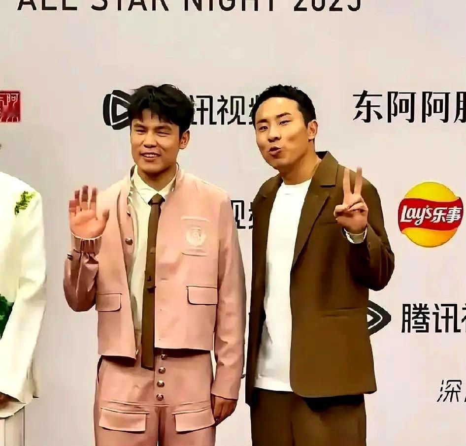 两个争夺同一冠军的男人，在对方胜利时笑了。何广智捧起奖杯时，徐志胜在台下鼓掌。