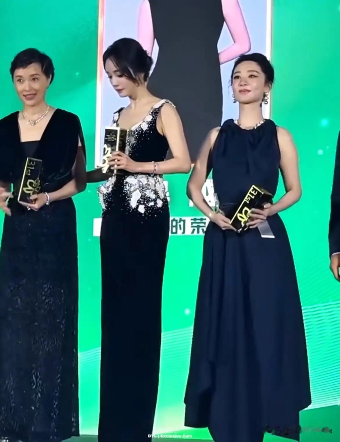 同样身高是168，同样穿着高跟鞋，但两人并肩站一起，杨幂明显要比杨紫高不少。杨紫