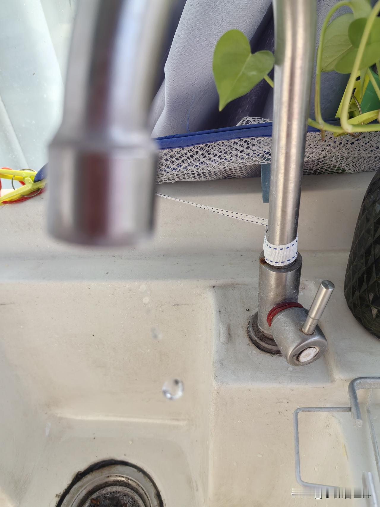 电煮锅滋滋冒烟坏了，水龙头无缘故不停滴水，这不！电热毯又毫无征兆不发热了。最