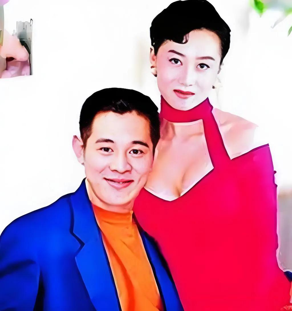 1996年，李连杰慌忙地冲进向华强的办公室，对他说：“强哥，借我1200w，我现