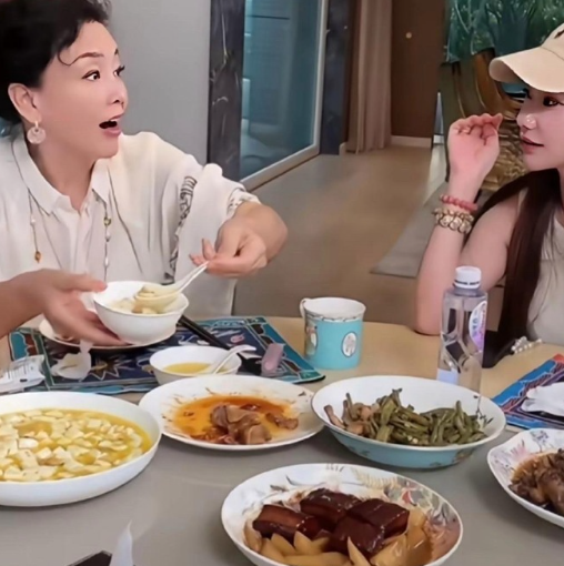 马筱梅真的就是婆婆眼睛里的模范儿媳，赚的了钱，能够照顾汪小菲和前妻的两个孩子，自