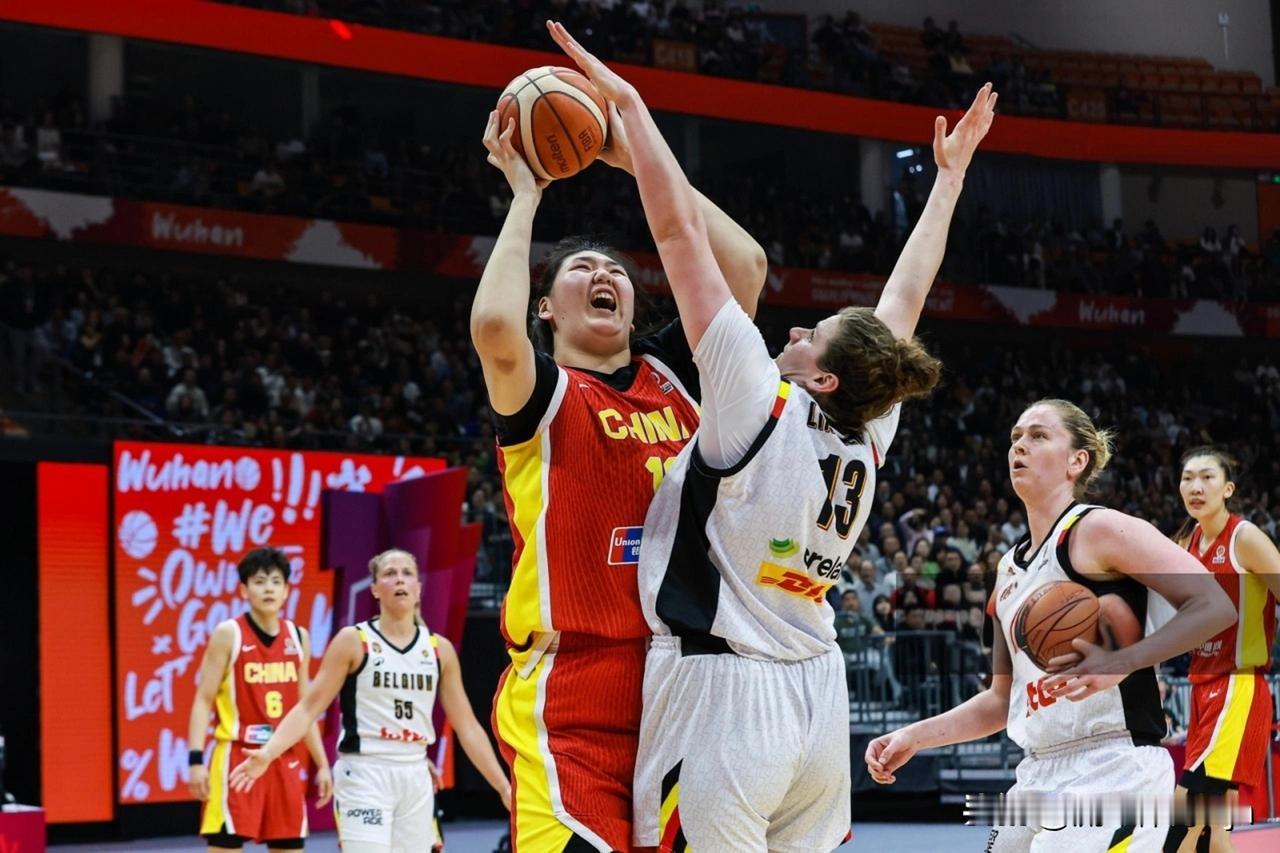 中国女篮不敌比利时男篮，输球无非以下几点原因：1.主教练宫鲁鸣的篮球理念过