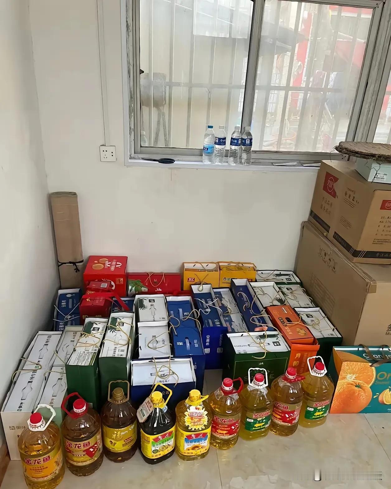 看到亲戚送来的这成堆的食用油发愁了。现在走亲戚，都实行送米、送油，不再买一些面包