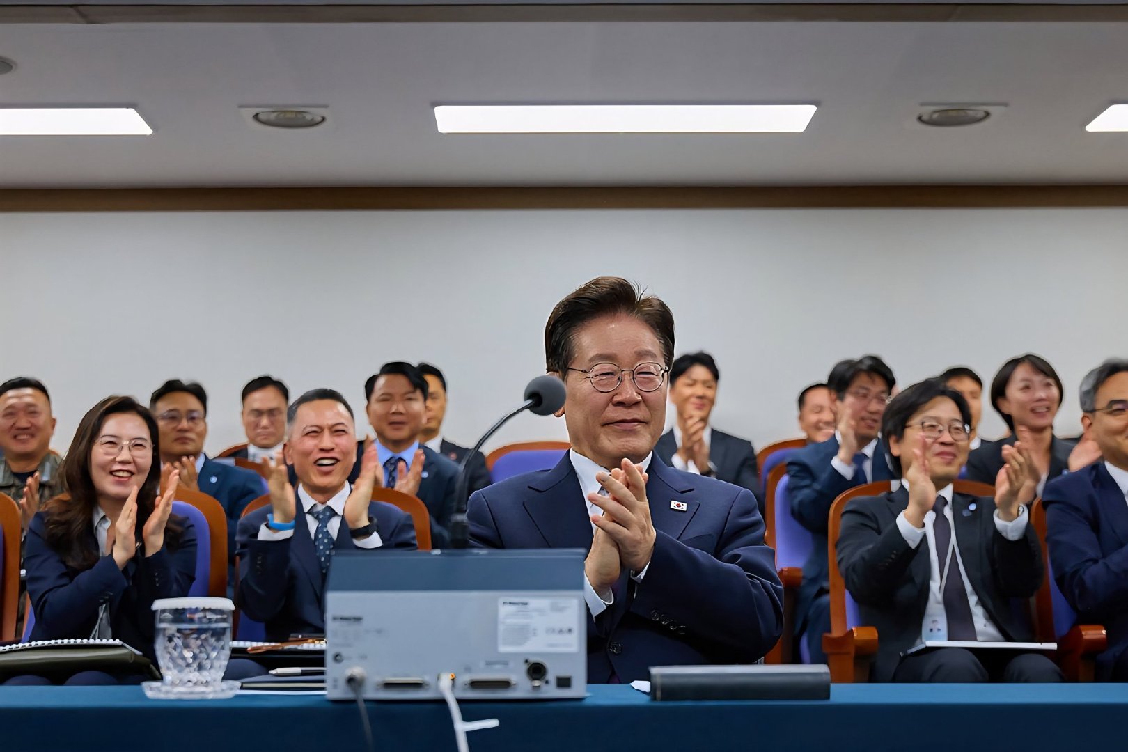 韩国总统府青瓦台8日通报称，韩国自主研发的高超音速滑翔飞行器（HGV）当天首次试射成功，总统李在明现