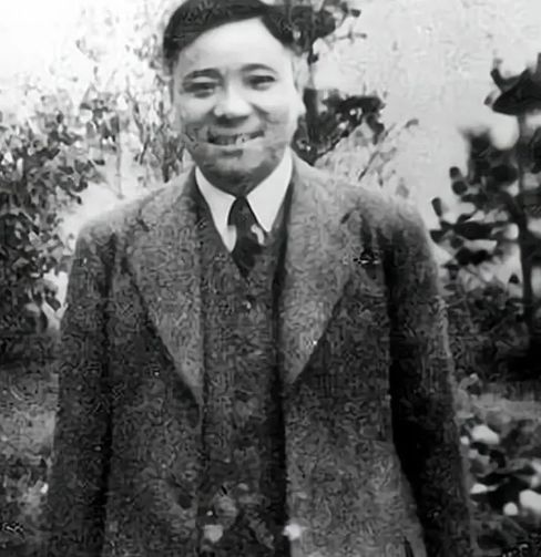 1939年，中共情报人员袁殊被76号抓获，李士群要他招供，谁知袁殊却一点都不慌，