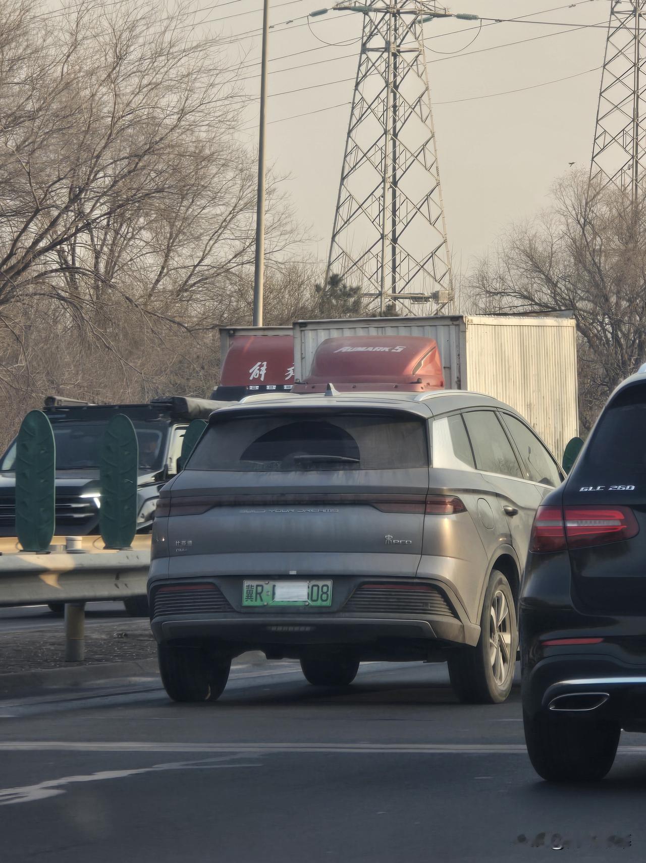 绿牌汽车不限行为啥要遮挡号牌呢？摩托车见得多了，汽车戴口罩还是头一次见，也没