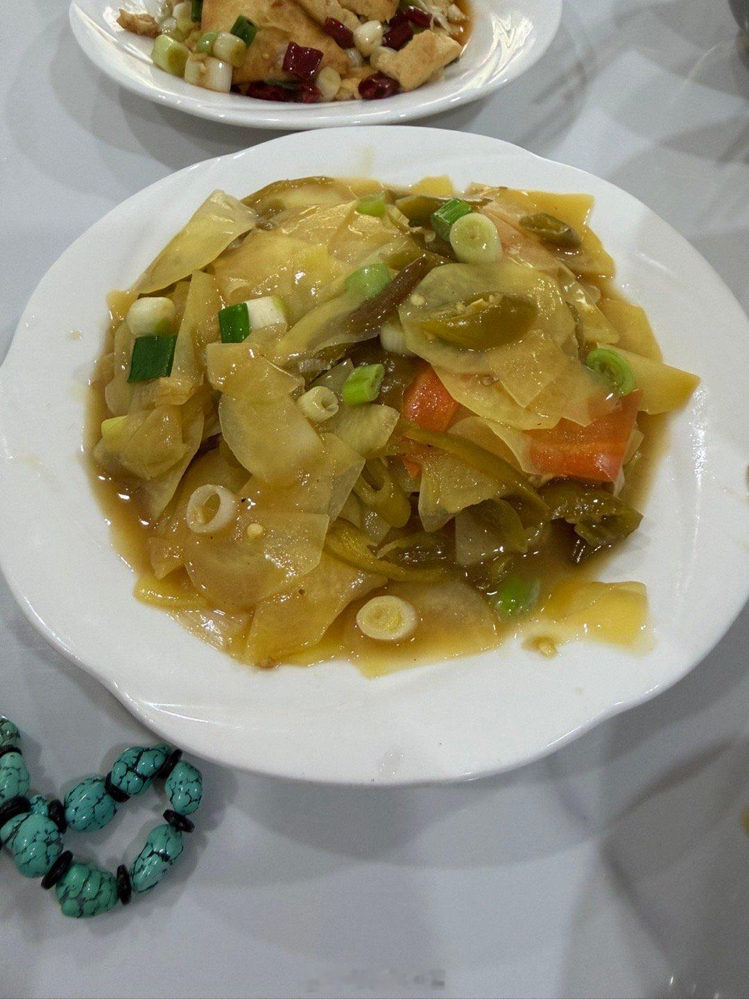 土豆片+酸辣椒+白米饭，这是一个神奇的组合