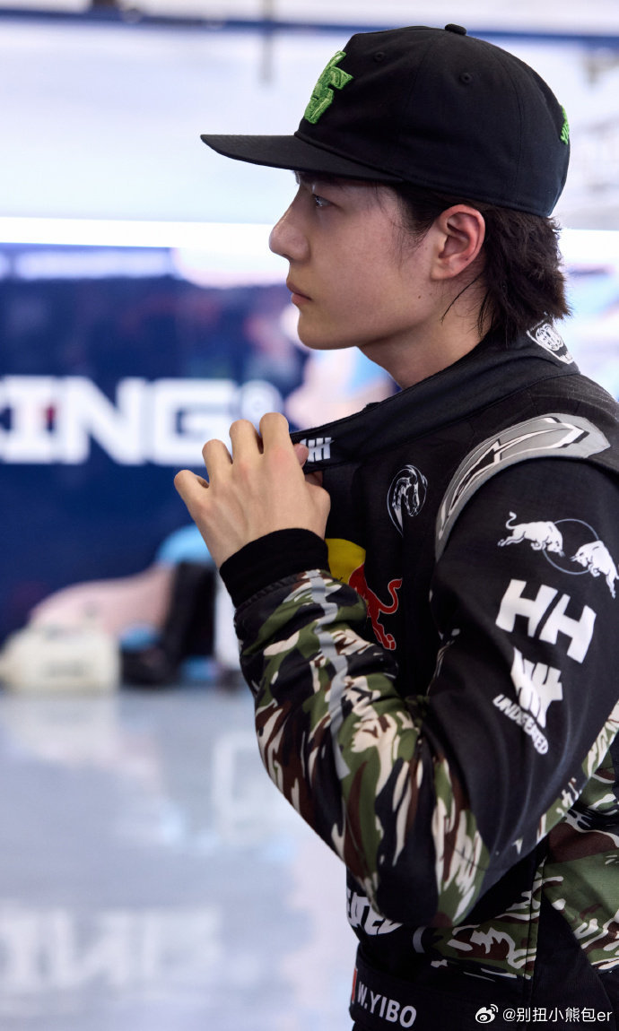 王一博稳中求进步步向前王一博在速度里找到了平衡以沉稳踏每一步，王一博稳中求进步步